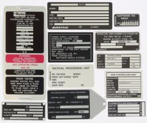 Placas de identificación adhesivas y etiquetas